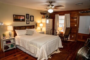 2 bedrooms, in-room safe, desk, iron/ironing board - Charming 2-bedroom house in fabulous Breaux Bridge with WiFi, AC (Breaux Bridge)