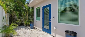 Chic Upscale Tiny House with WiFi and AC Best Location in Palm Beach Gardens