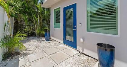 Chic Upscale Tiny House with WiFi and AC Best Location in Palm Beach Gardens