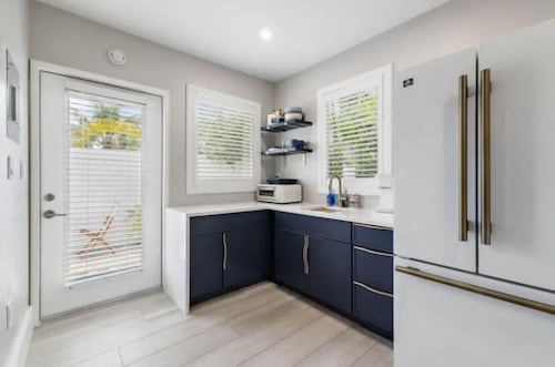 Chic Upscale Tiny House with WiFi and AC Best Location in Palm Beach Gardens