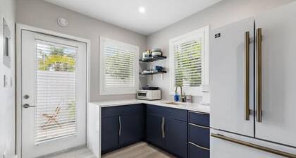 Chic Upscale Tiny House with WiFi and AC Best Location in Palm Beach Gardens