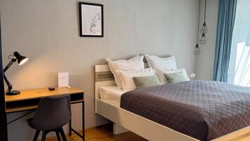 1 Schlafzimmer, Schreibtisch, Bügeleisen/Bügelbrett, Reisekinderbett