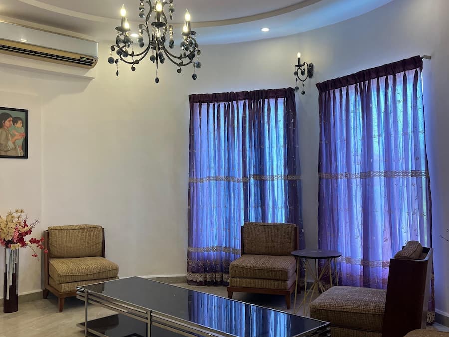 Habitación de lujo con 1 cama doble o 2 individuales | Zona de estar | Una pantalla de ordenador, una impresora