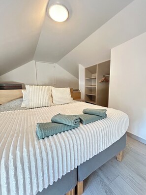 3 bedrooms, iron/ironing board, WiFi, bed sheets