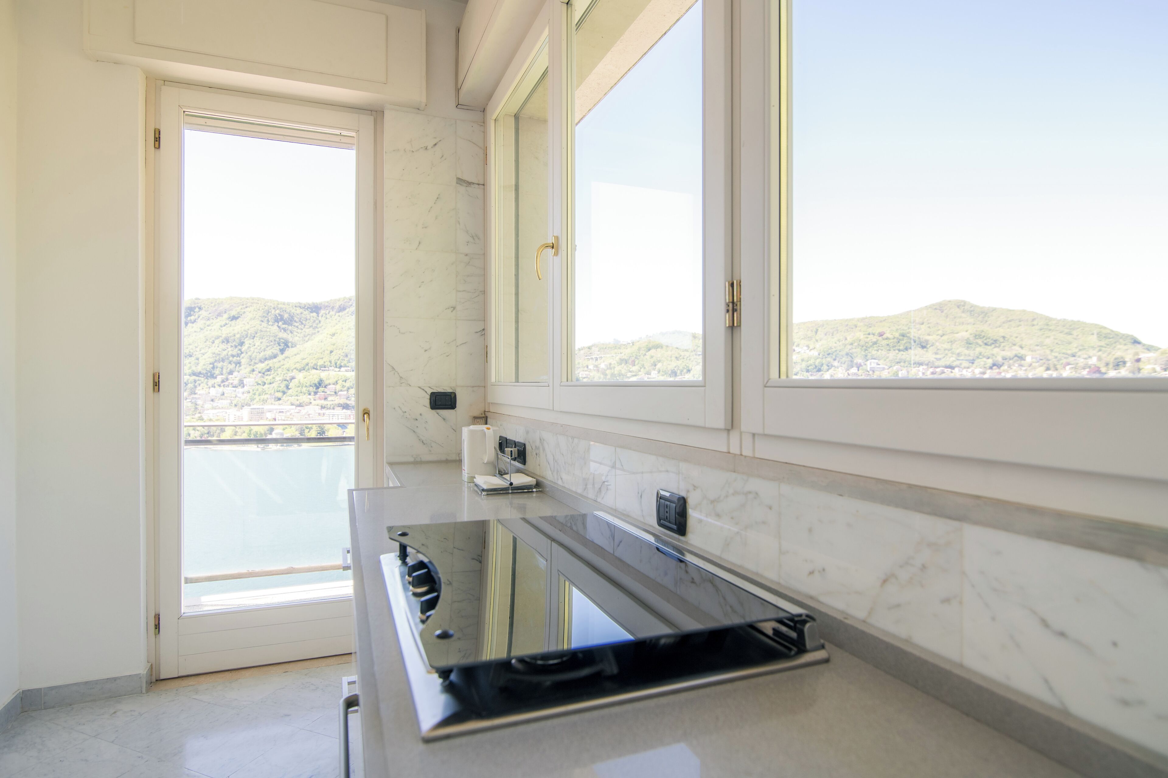 Réfrigérateur, four, plaque de cuisson, lave-vaisselle