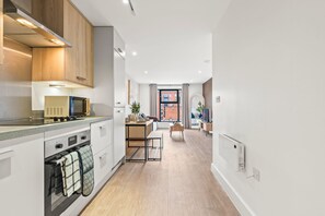 Microwave, oven, stovetop, dishwasher - Modern|cosy|apartment (Deritend)