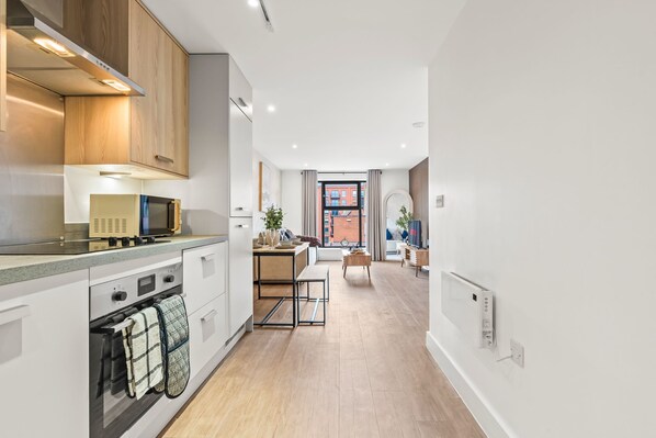 Een microgolfoven, een oven, een kookplaat, een vaatwasser