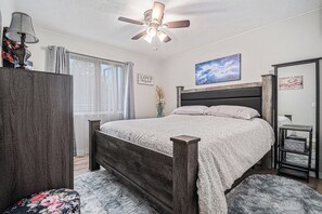 2 bedrooms, WiFi, bed sheets - Charming 2-bedroom bungalow in lovely West Council Bluffs with WiFi, AC (Council Bluffs)