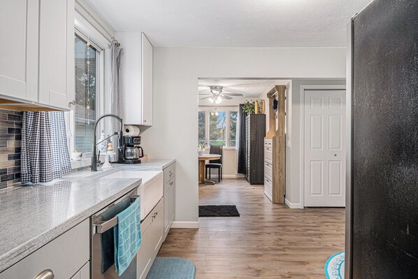 Microwave, oven, stovetop, dishwasher - Charming 2-bedroom bungalow in lovely West Council Bluffs with WiFi, AC (Council Bluffs)