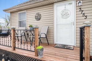 Terrace/patio - Charming 2-bedroom bungalow in lovely West Council Bluffs with WiFi, AC (Council Bluffs)