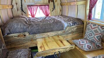 1 bedroom, bed sheets