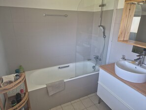 Handtücher, Seife, Toilettenpapier