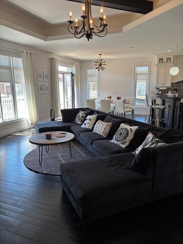 Luxury Dream Home – Beaches, Golf, Parks, Trails – Perfect for Families