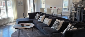 Luxury Dream Home – Beaches, Golf, Parks, Trails – Perfect for Families