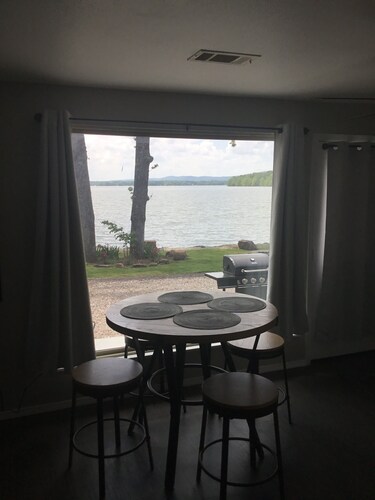 Charming 1-bedroom house with WiFi, AC in serene Perryville, close to Petit Jean