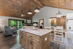 Interior - NEW CHARMING HOME-Sage Ridge-Coosawatee Resort-Outdoor Fireplace (Ellijay)