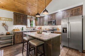 Fridge, microwave, oven, stovetop - NEW CHARMING HOME-Sage Ridge-Coosawatee Resort-Outdoor Fireplace (Ellijay)