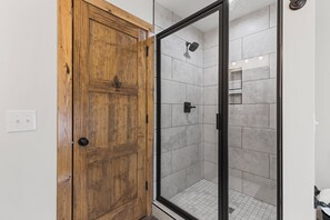 Douche, séchoir à cheveux, serviettes fournies, savon