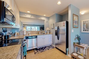 Kylskåp, mikrovågsugn, ugn och spishäll