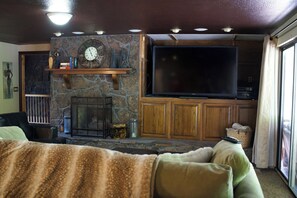 Smart TV, fireplace, video games, computer monitors - 5BR Family Oasis in Boise – Sauna, Spa, Backyard Trampoline & 2-Story Playhouse (Boise)
