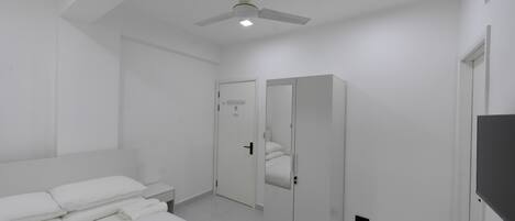 1 chambre, fer et planche Ă repasser, Wi-Fi, draps fournis