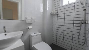 Secadora de cabello, toallas, jabón, papel de baño