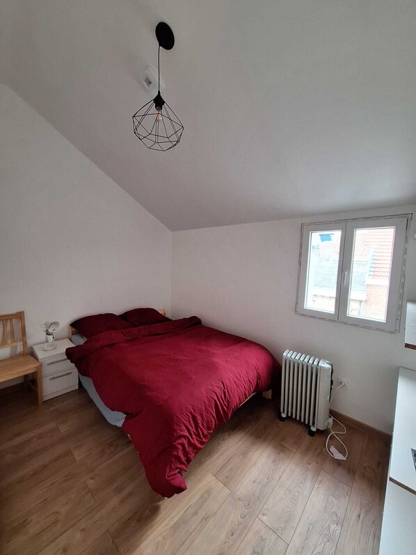 2 habitaciones, tabla de planchar con plancha, wifi y ropa de cama 