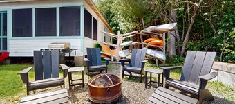 Lakeside cottage, waterfront, boat ramp, dock, kayaks, SUP, bbq, firepit, wifi