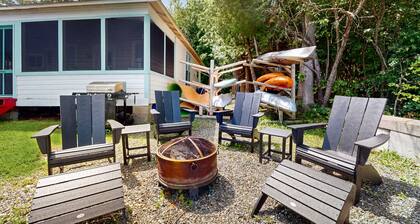 Lakeside cottage, waterfront, boat ramp, dock, kayaks, SUP, bbq, firepit, wifi