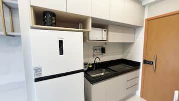 Geladeira, micro-ondas, cooktop, cafeteira/chaleira