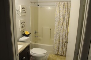 シャワー、ヘアドライヤー、タオル、石鹸