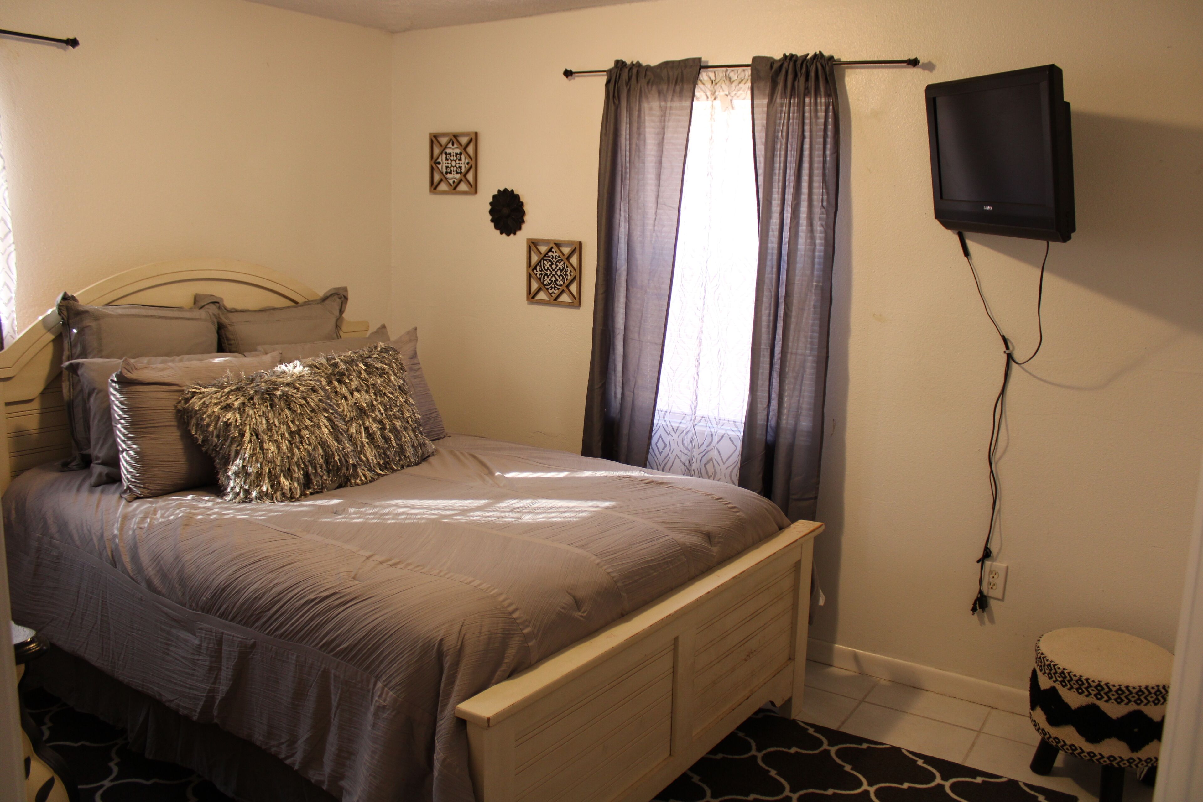 3 makuuhuonetta, silitysrauta/-lauta, ilmainen Wi-Fi, vuodevaatteet