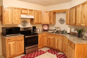 Een koelkast, een microgolfoven, een oven, een kookplaat