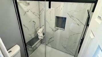 Douche, serviettes fournies, papier toilette