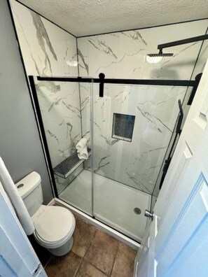Shower, towels, toilet paper - 3-bedroom house with pool in hometown Dothan. (Dothan)