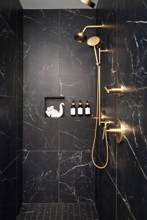 Douche, sĂšche-cheveux, serviettes fournies, savon