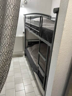 2 عدّة غرف نوم ومكواة/لوح كي