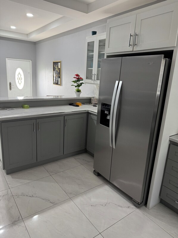 Fridge, microwave, oven, stovetop - Charming 2-bedroom apartment with WiFi, AC in fabulous Tacarigua (Tacarigua)