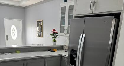 Charming 2-bedroom apartment with WiFi, AC in fabulous Tacarigua