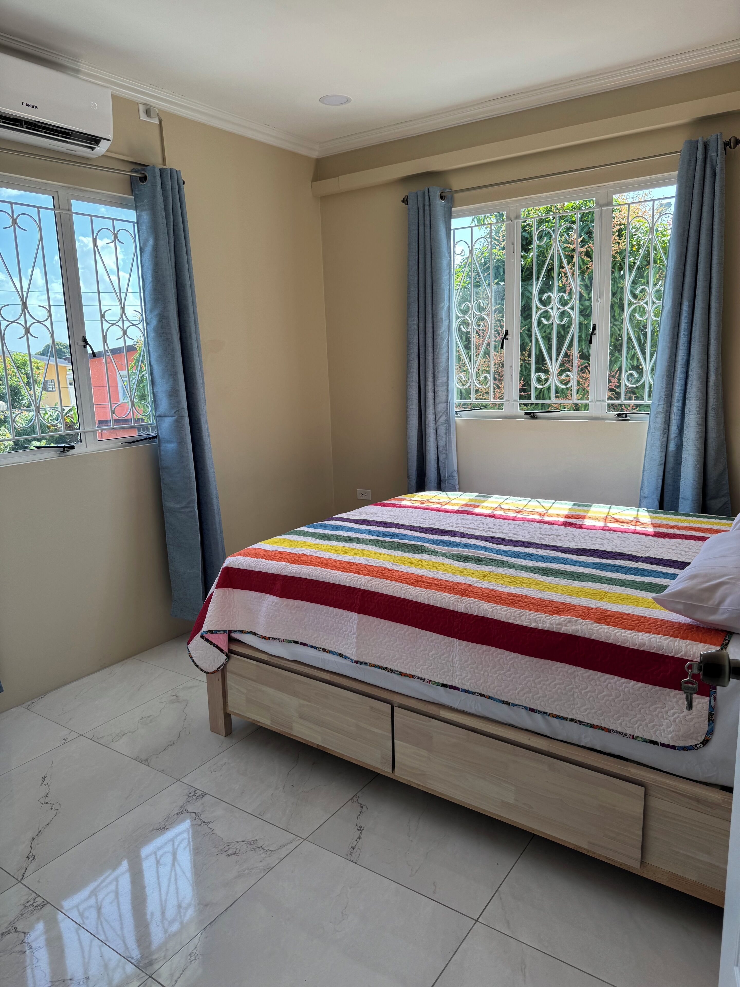 2 quartos, ferros/tábuas de passar roupa, Wi-Fi, roupa de cama