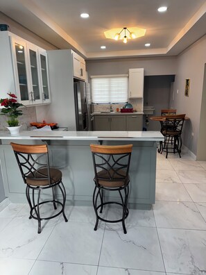 Fridge, microwave, oven, stovetop - Charming 2-bedroom apartment with WiFi, AC in fabulous Tacarigua (Tacarigua)