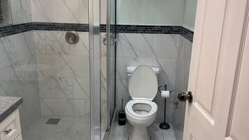 Dusche, Handtücher, Seife, Toilettenpapier