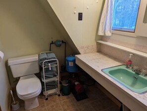 Een douche, een haardroger, handdoeken, zeep