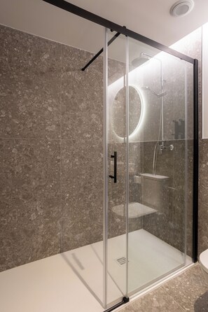 Bathroom | Hair dryer, towels, soap, shampoo - Be10 Suites (Bermeo)