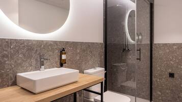 Luxe maisonnette, uitzicht op zee | Badkamer | Een haardroger, handdoeken, zeep, shampoo
