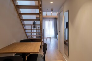 Deluxe Duplex | Private kitchen | Fridge, microwave, stovetop, cookware/dishes/utensils - Be10 Suites (Bermeo)