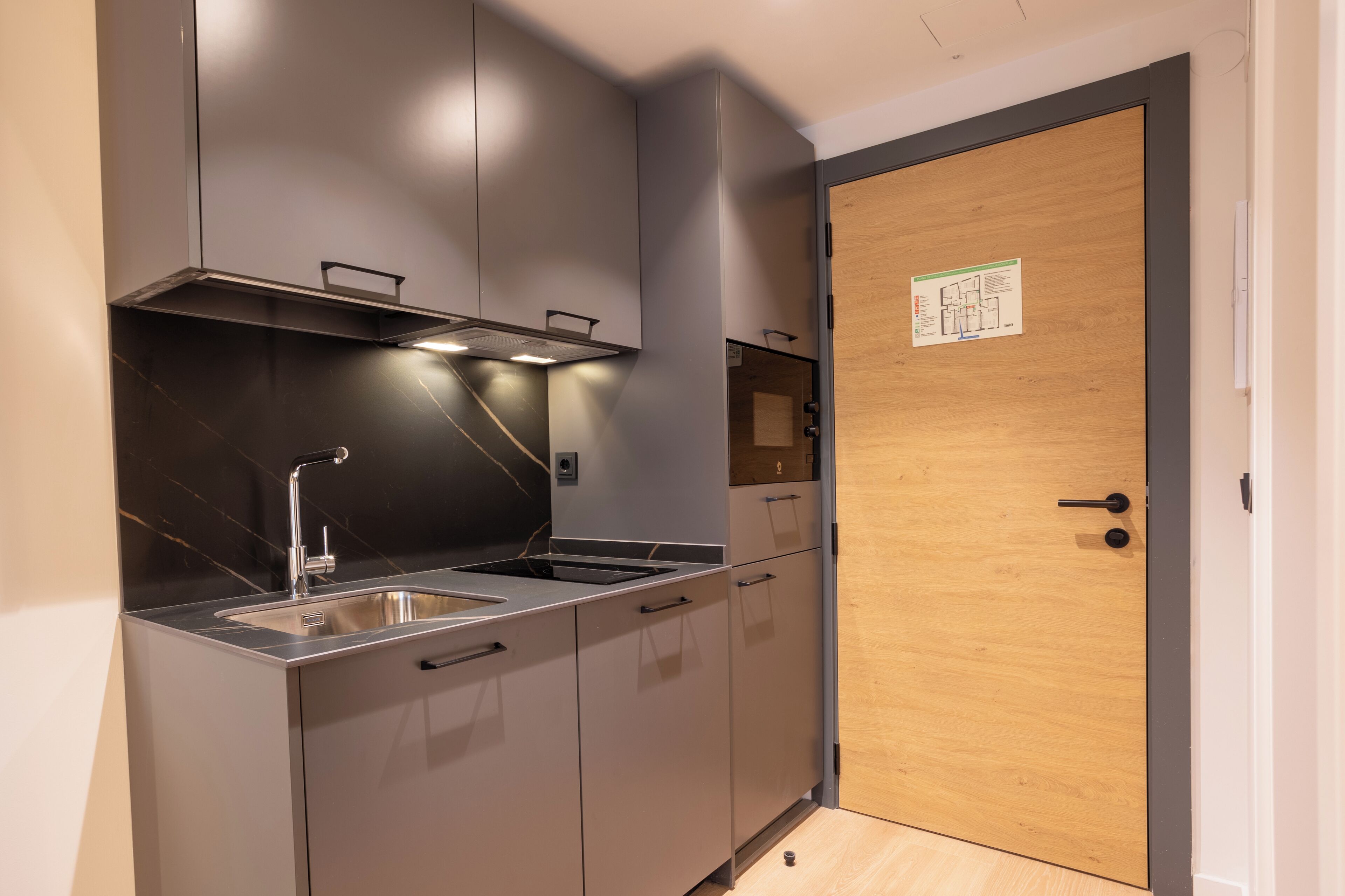 Privékeuken | Een koelkast, een microgolfoven, een kookplaat