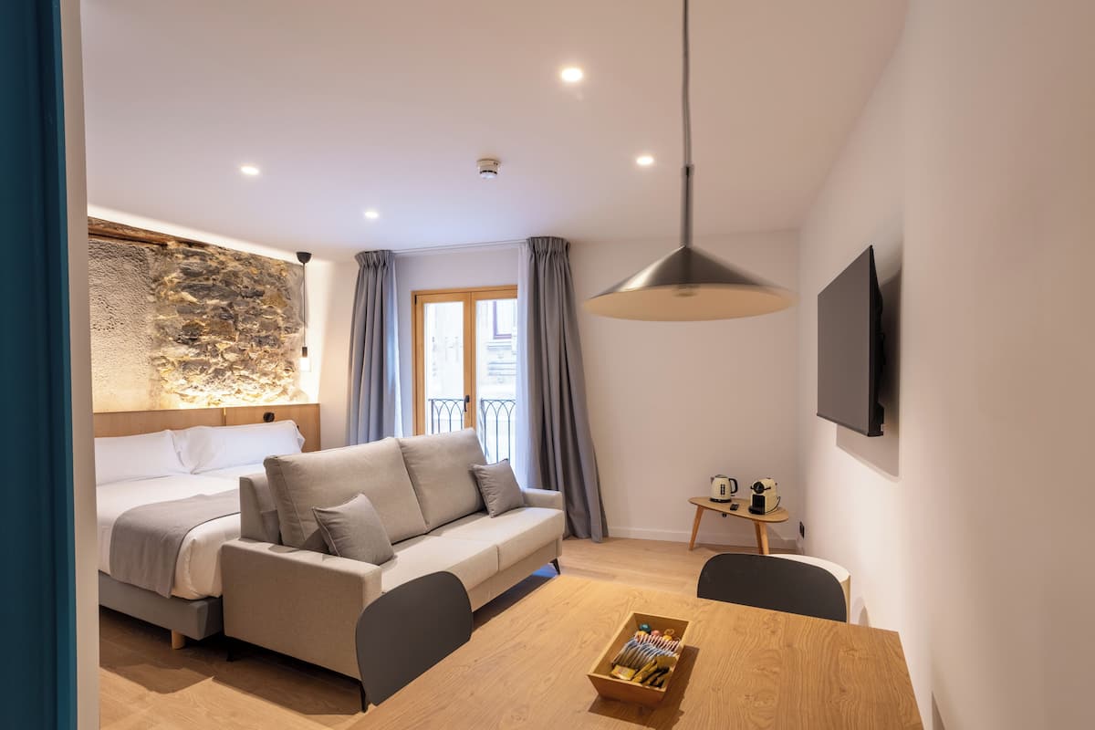 In-room safe, blackout curtains, soundproofing