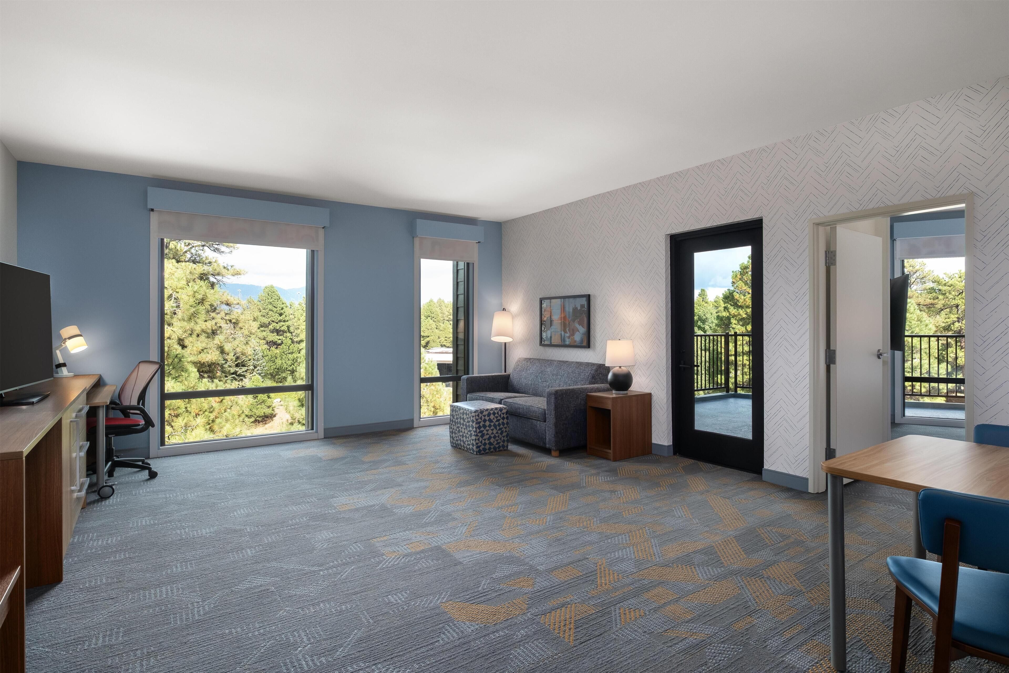 Suite, 1 King Bed, Accessible, Mountain View (Roll-In Shower) | Living area