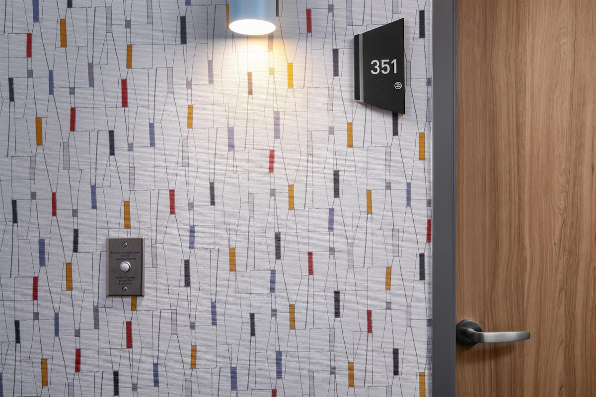 Hypoallergeen beddengoed, een bureau, een laptopwerkplek